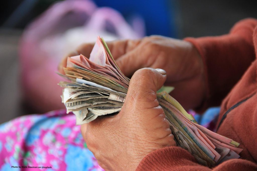 Ältere Frau zählt ihr Geld