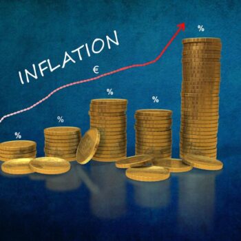 Geldmünzen mit einer Inflationskurve, die steil nach oben geht
