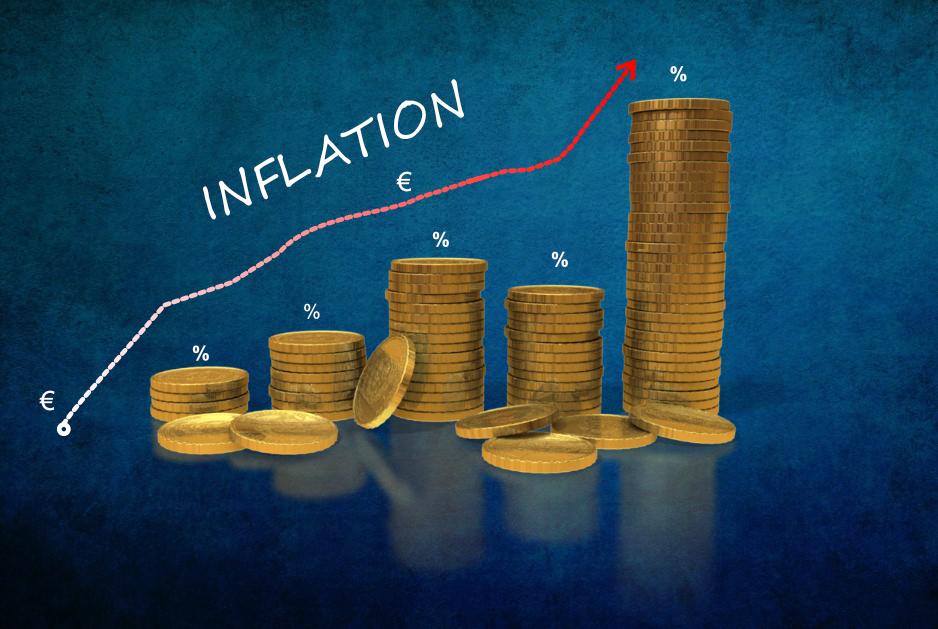 Geldmünzen mit einer Inflationskurve, die steil nach oben geht